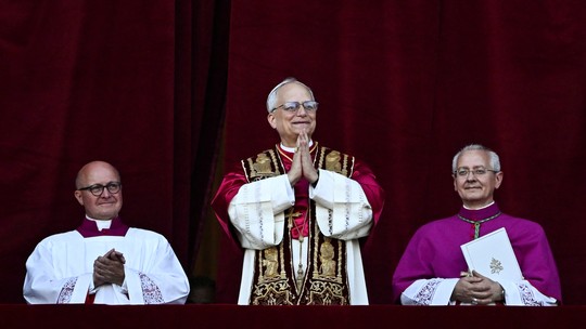 Papa Leão XIV pede paz ao mundo, homenageia Francisco e diz que igreja deve construir pontes - Foto: (Dylan Martinez/Reuters)