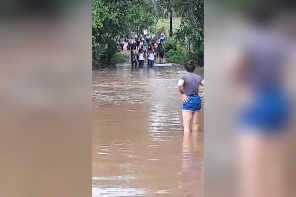 Crianças têm dificuldade para ir à escola no Ceará. — Foto: Reprodução