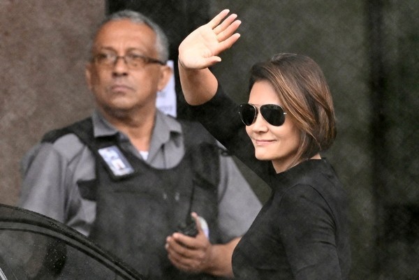 Michelle implode apoio de filhos de Bolsonaro a seu nome na vice; direita vê 'correção de rota'