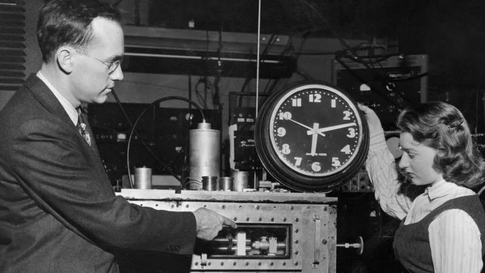 Um dos primeiros relógios atômicos 'maser', em meados da década de 1950 — Foto: Bettmann/Gety Images via BBC