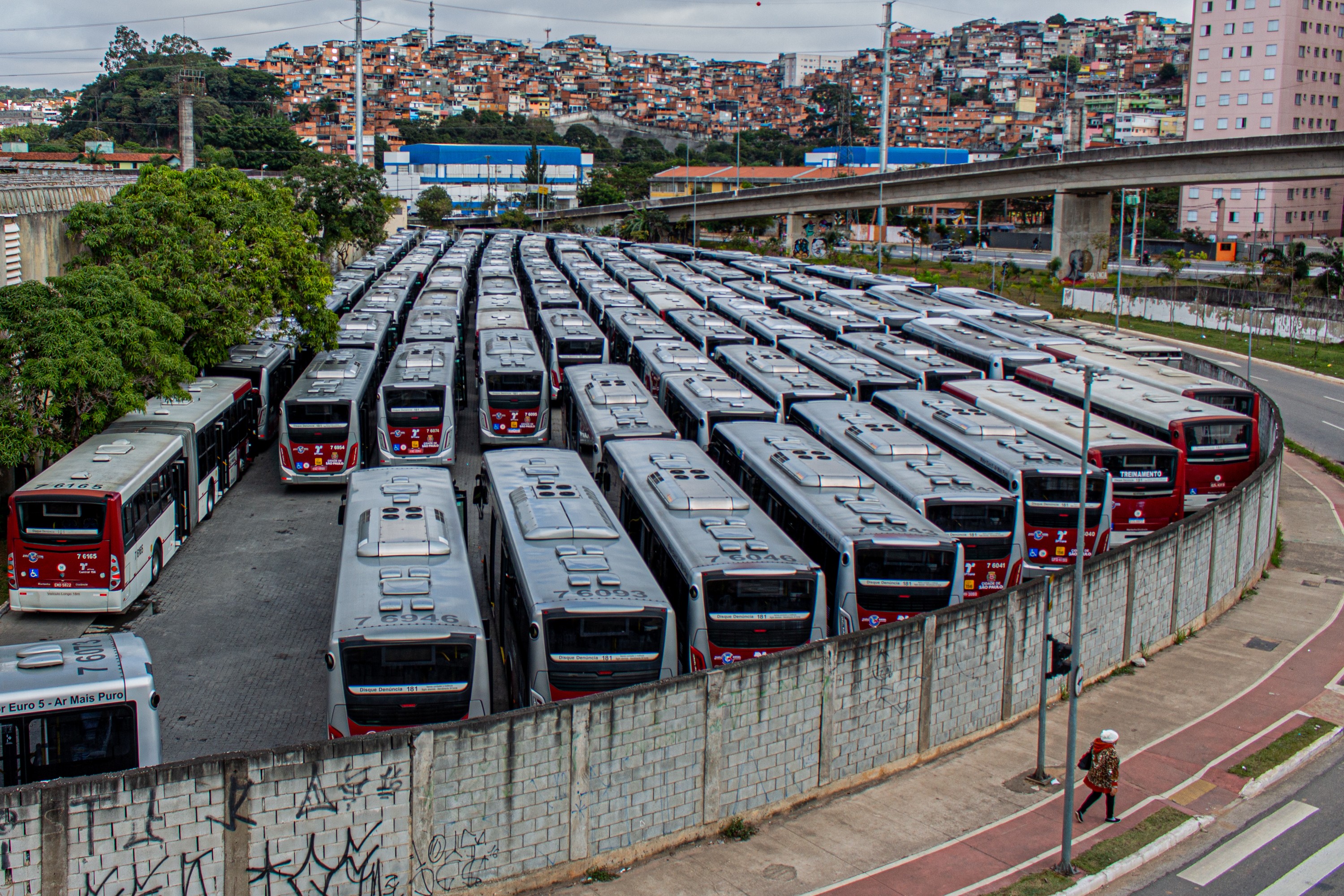 Por que os ônibus são tão atrativos para o PCC em São Paulo?