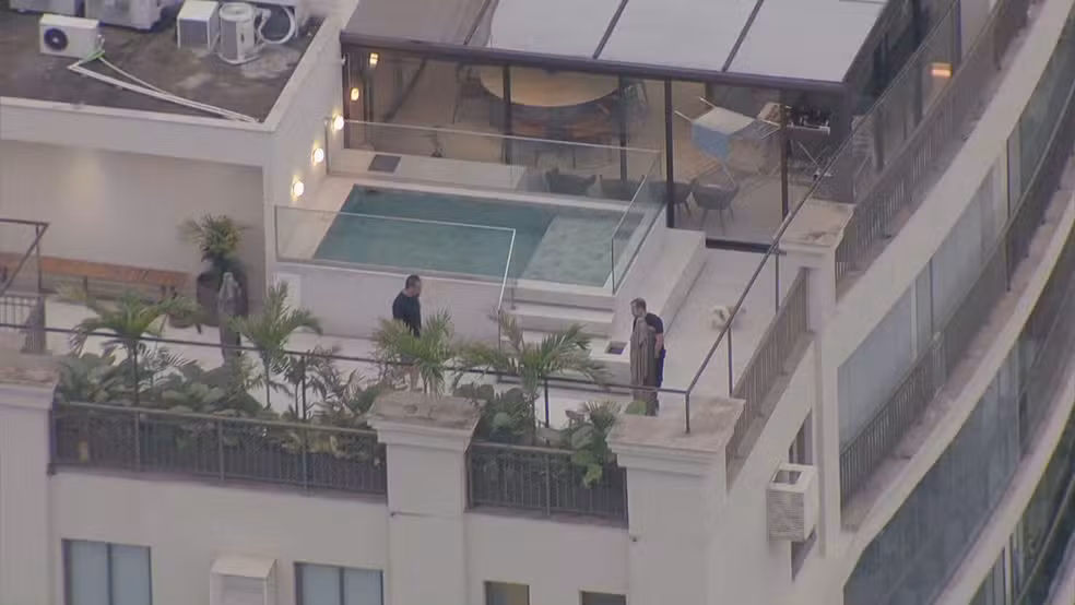 Cláudio Castro em cobertura na Barra da Tijuca. Ex-governador é alvo de buscas da Polícia Federal — Foto: Charles Júnior/ TV Globo
