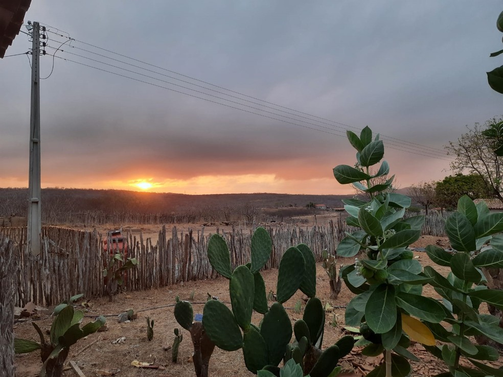 Sol nascendo entre nuvens no sertão de Jaguaretama, Regiao do Vale do Jaguaribe. — Foto: Antônio Alves/Arquivo Pessoal