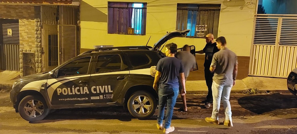 Momento em que amante é preso pela Polícia Civil em Muriaé — Foto: Polícia Civil/Divulgação