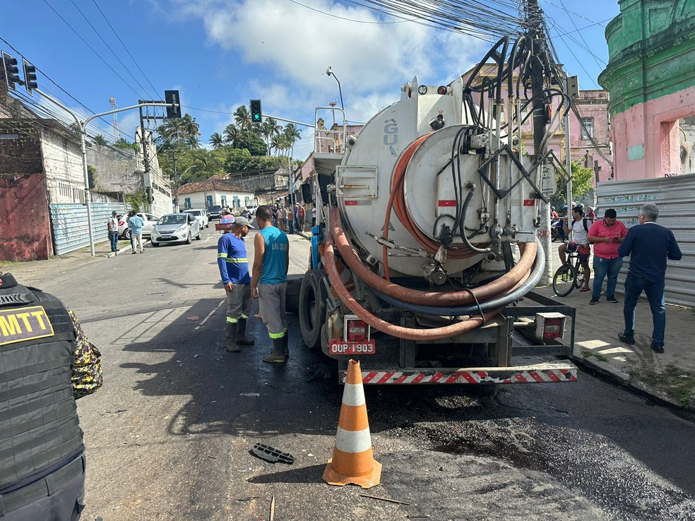 Um caminhão-pipa também foi atingido no acidente em Bebedouro, Maceió — Foto: Nick Marone/TV Gazeta