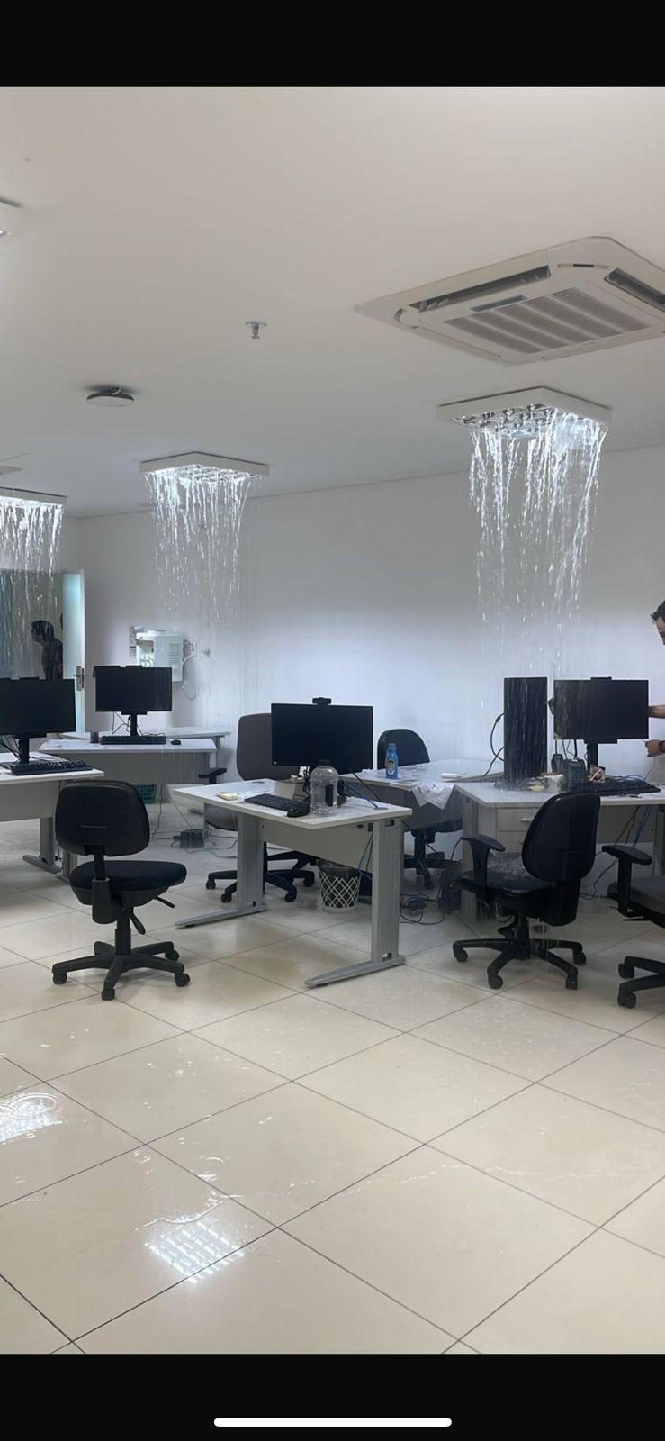 VÍDEO: vazamento forma 'cascatas' em sala de prédio do Ministério Público do Piauí, na Zona Leste de Teresina