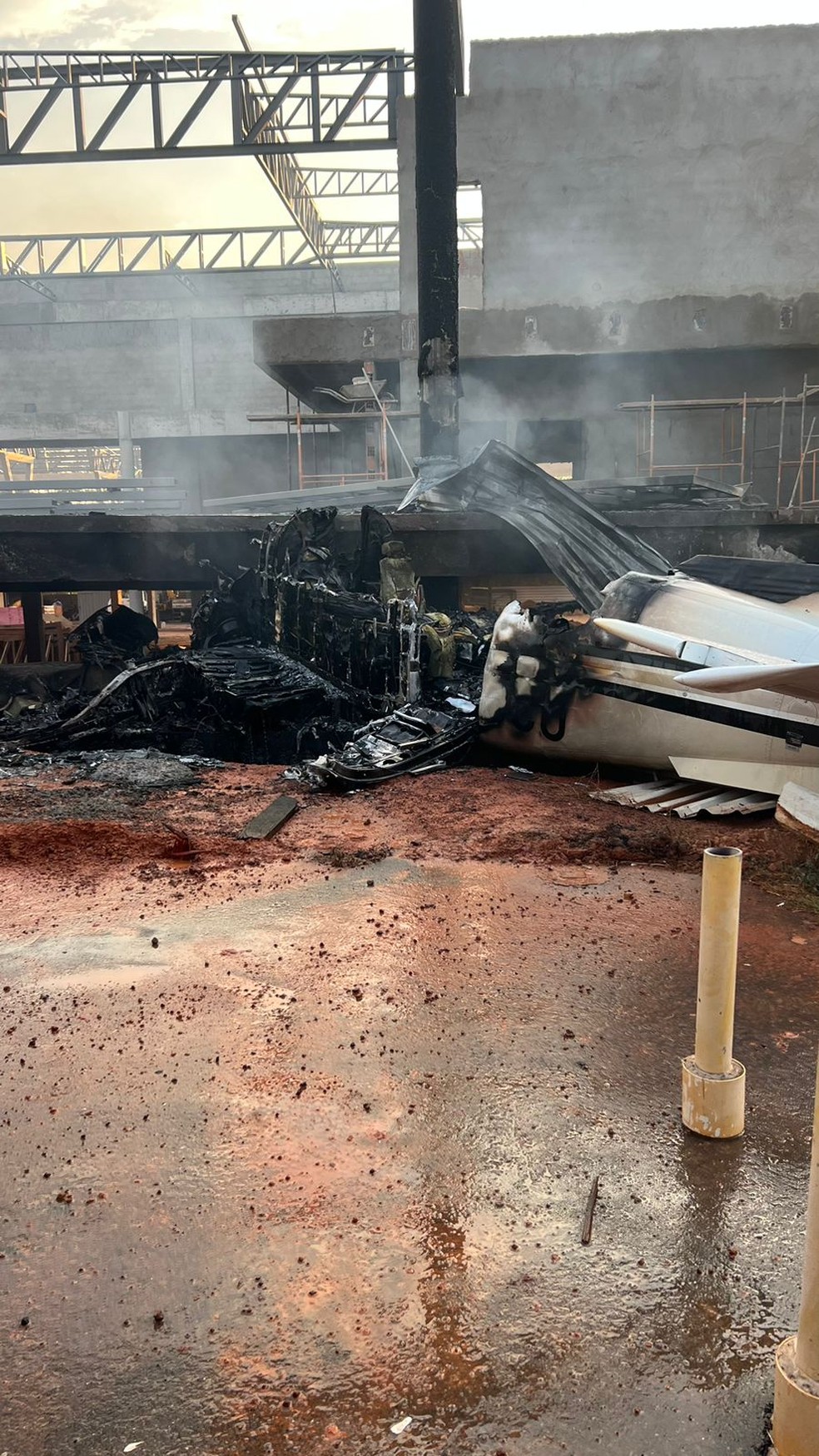 Destroços da aeronave que bateu no chão e explodiu no aeroporto de empresa em Cuiabá — Foto: Reprodução