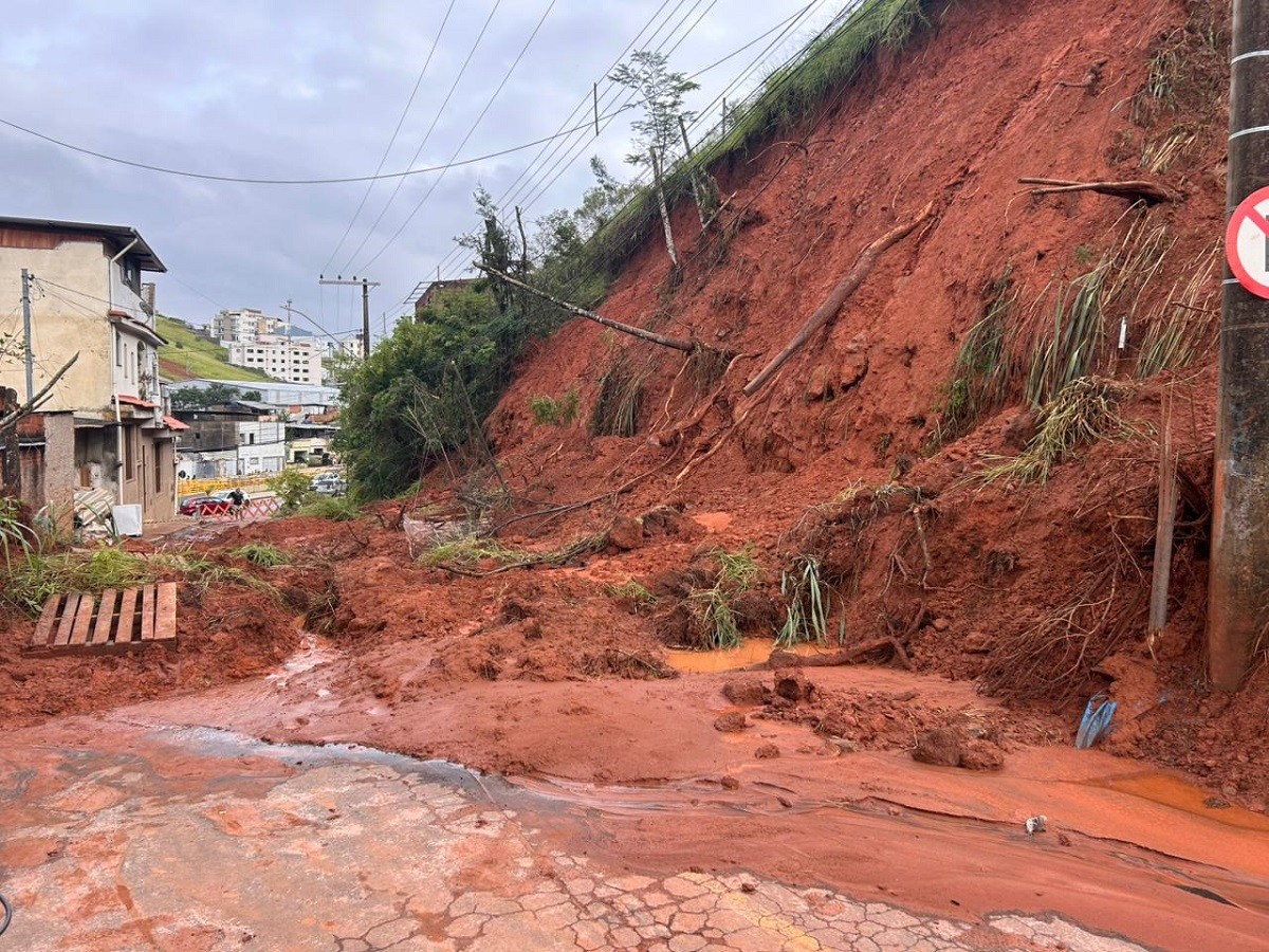 Ônibus e carros ilhados, moradores resgatados e ruas alagadas: novo temporal atinge Juiz de Fora