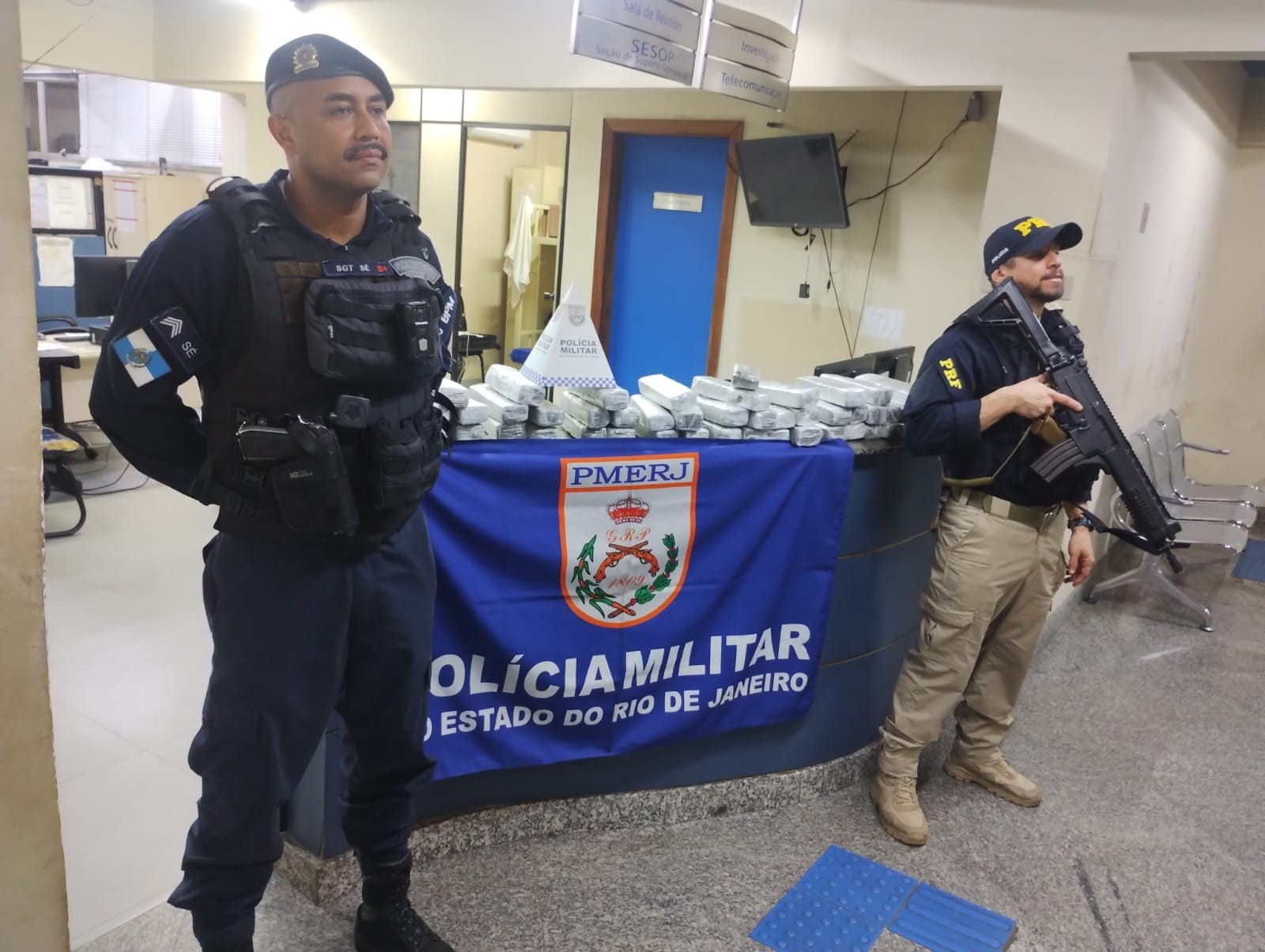 Homem é preso transportando 51 kg de maconha na BR-101, em Angra dos Reis