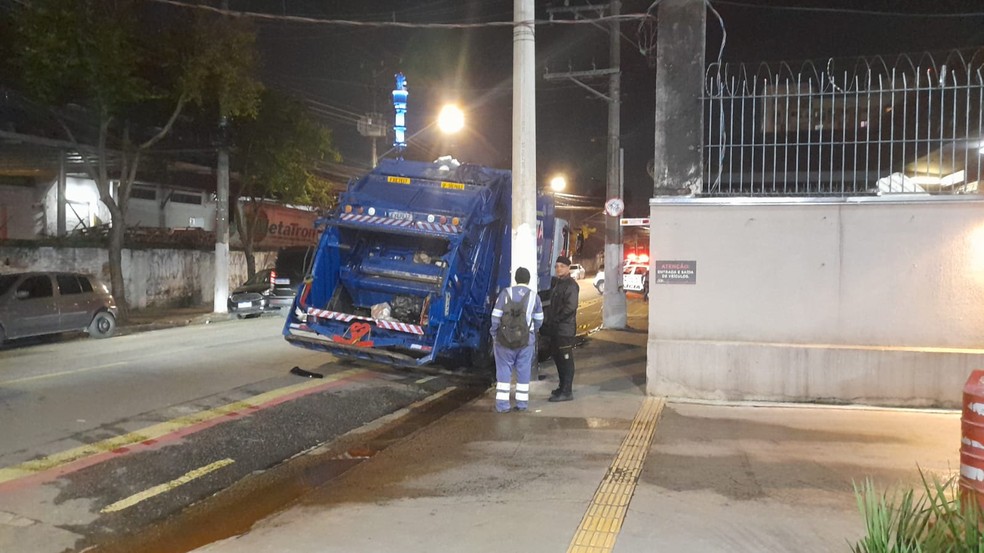 Trabalhador que fazia coleta de lixo em condomínio na Rua do Bosque, na Barra Funda, Zona Oeste de São Paulo, morre atropelado — Foto: Felipe Cordeiro/g1