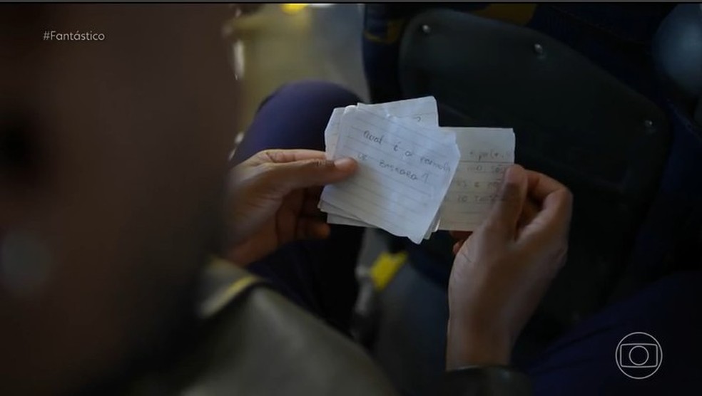 Ele estudava com flash cards no ônibus — Foto: Reprodução/TV Globo