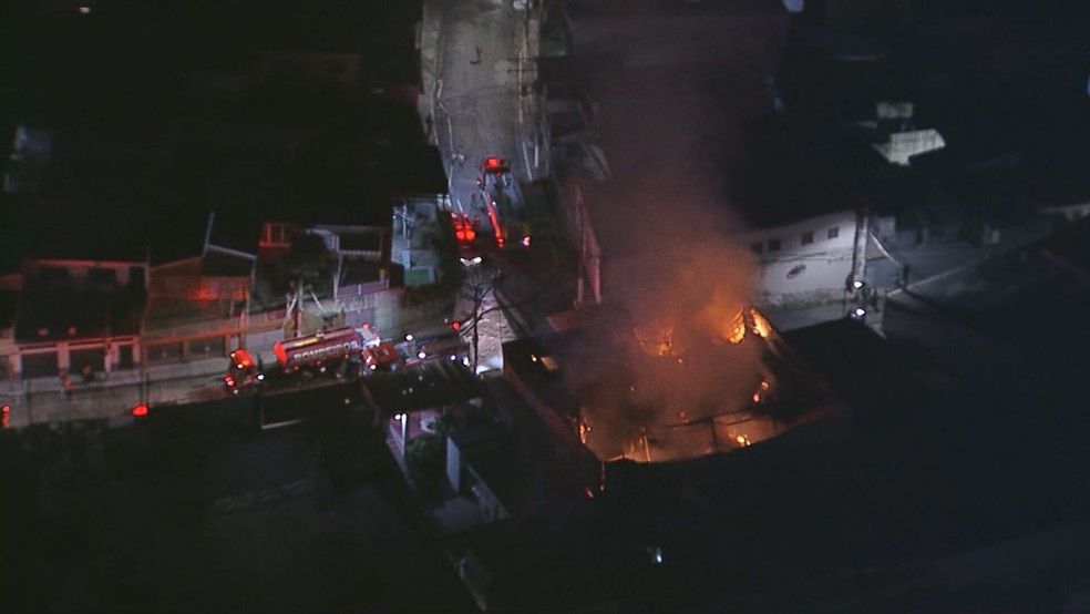 Incêndio em fábrica na Zona Norte de SP — Foto: Reprodução/TV Globo