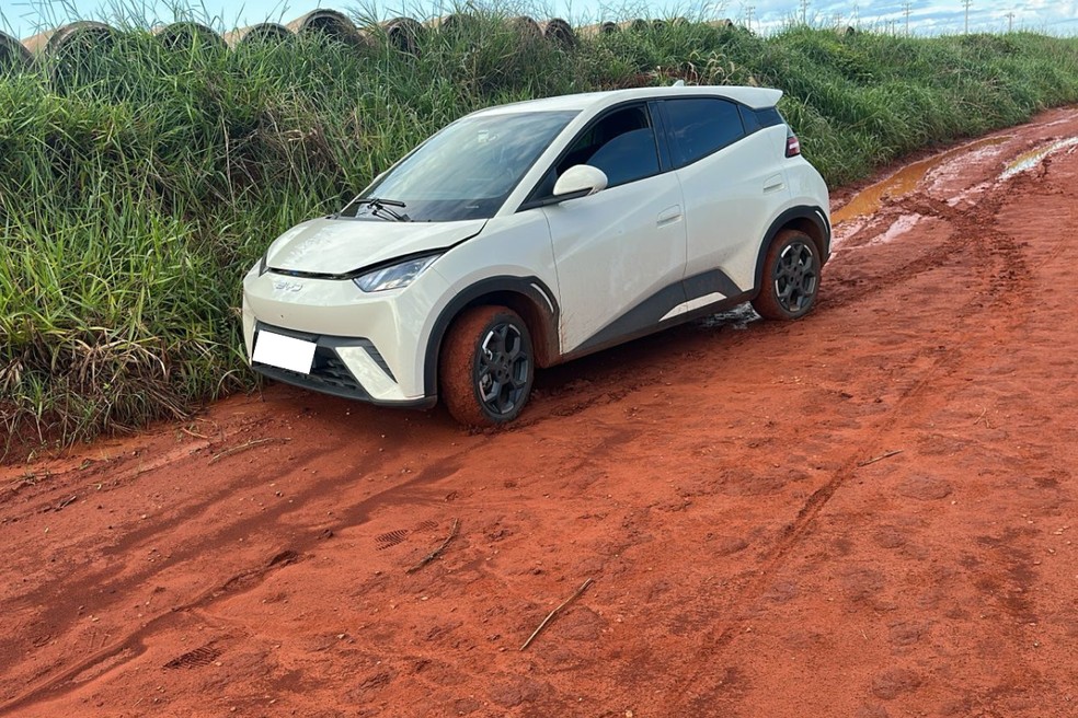 Carro foi localizado com docuemntos queimados — Foto: Reprodução