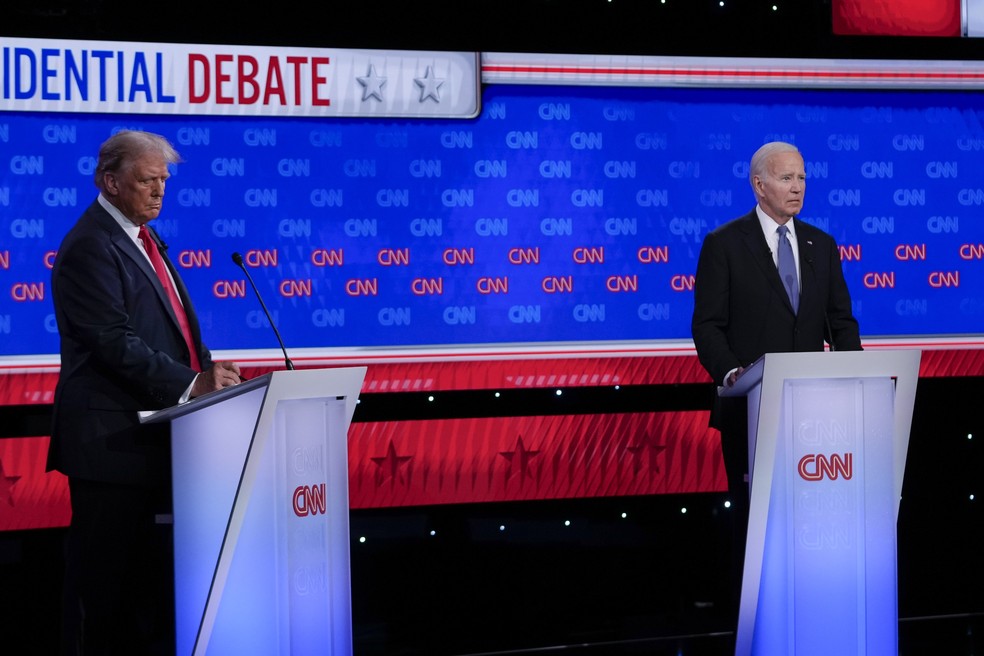 Donald Trump e Joe Biden no 1º debate presidencial das eleições de 2024, nos Estados Unidos — Foto: Gerald Herbert/AP