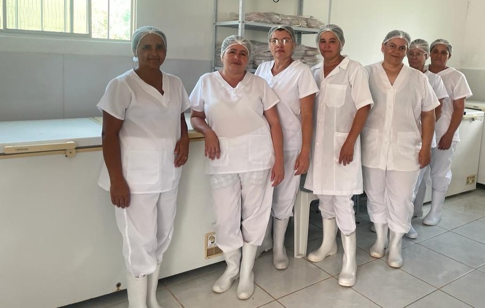 Agroindústria de polpa de frutas na zona rural de Teixeira, na Paraíba, é abastecida por energia solar. — Foto: Arquivo pessoal/Vânia Alves