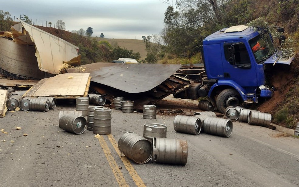 Carreta com barris de chope tomba e interdita trânsito na MGC-383, em Soledade de Minas, MG — Foto: Varginha 24 horas