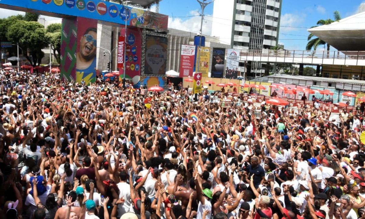 FOTOS: veja imagens do segundo dia de carnaval em Salvador