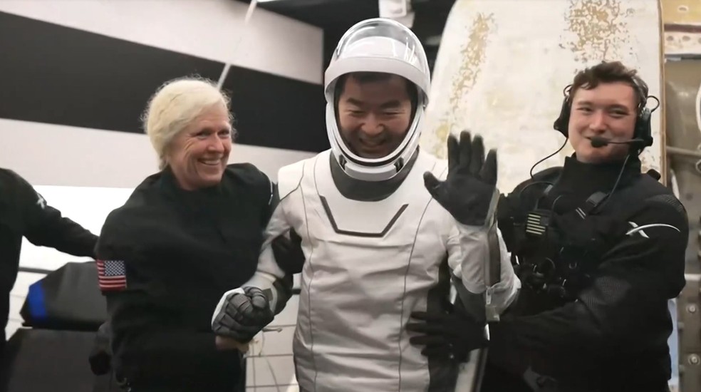 Astronautas da Nasa chegam à Terra — Foto: Reprodução/Reuters