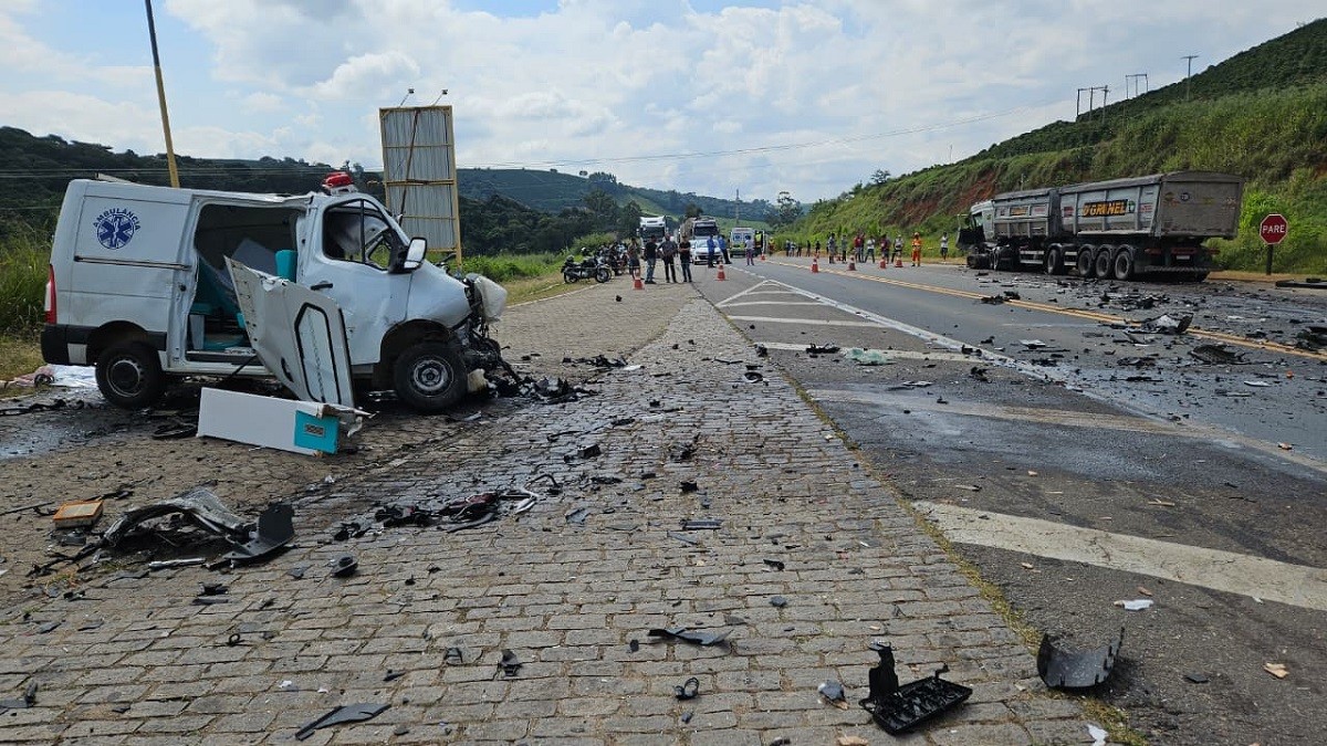Batida entre ambulância e carreta deixa dois mortos na BR-116