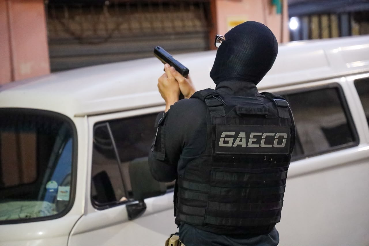 Grupo suspeito de tráfico de armas e drogas é alvo de operação na Bahia e em outros quatro estados; movimentação foi de R$ 4 milhões 