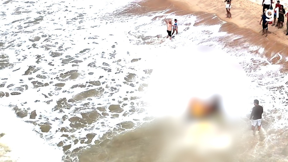 Resgate de jovem que morreu afogado na praia de Manaíra, em João Pessoa — Foto: Reprodução/Jampa Paradise