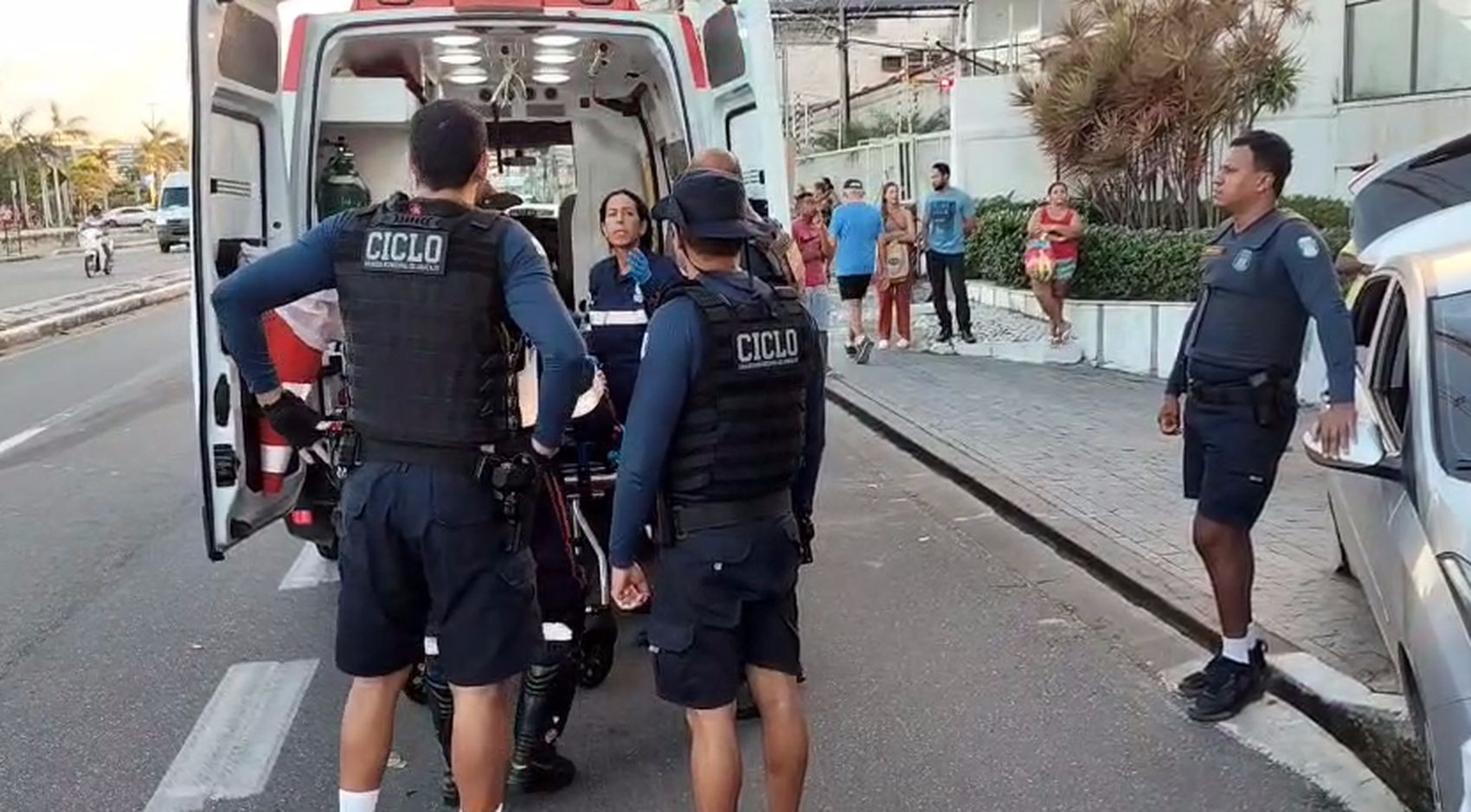 Mulher fica ferida após acidente envolvendo dois carros e uma moto em Aracaju
