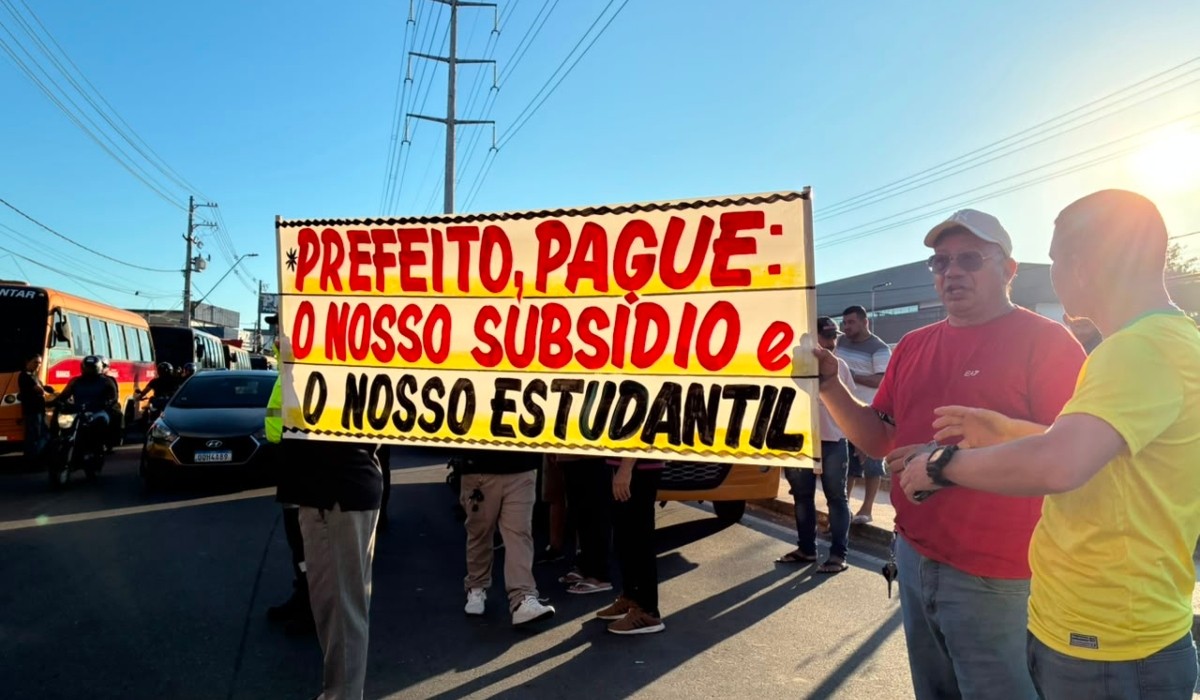 Micro-ônibus é incendiado durante manifestação de trabalhadores do transporte alternativo em Manaus; VÍDEO