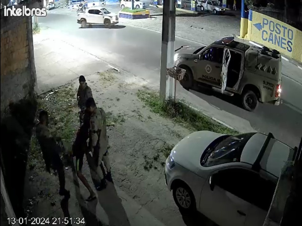 Policial chuta partes íntimas de homem durante abordagem na Bahia — Foto: Reprodução/Redes Sociais