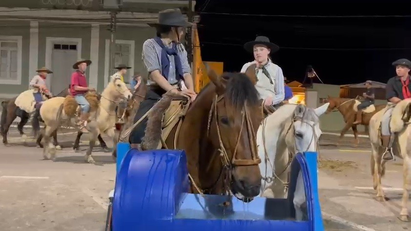 Cidade do RS restringe trânsito de carros para permitir circulação de cavalos na Semana Farroupilha