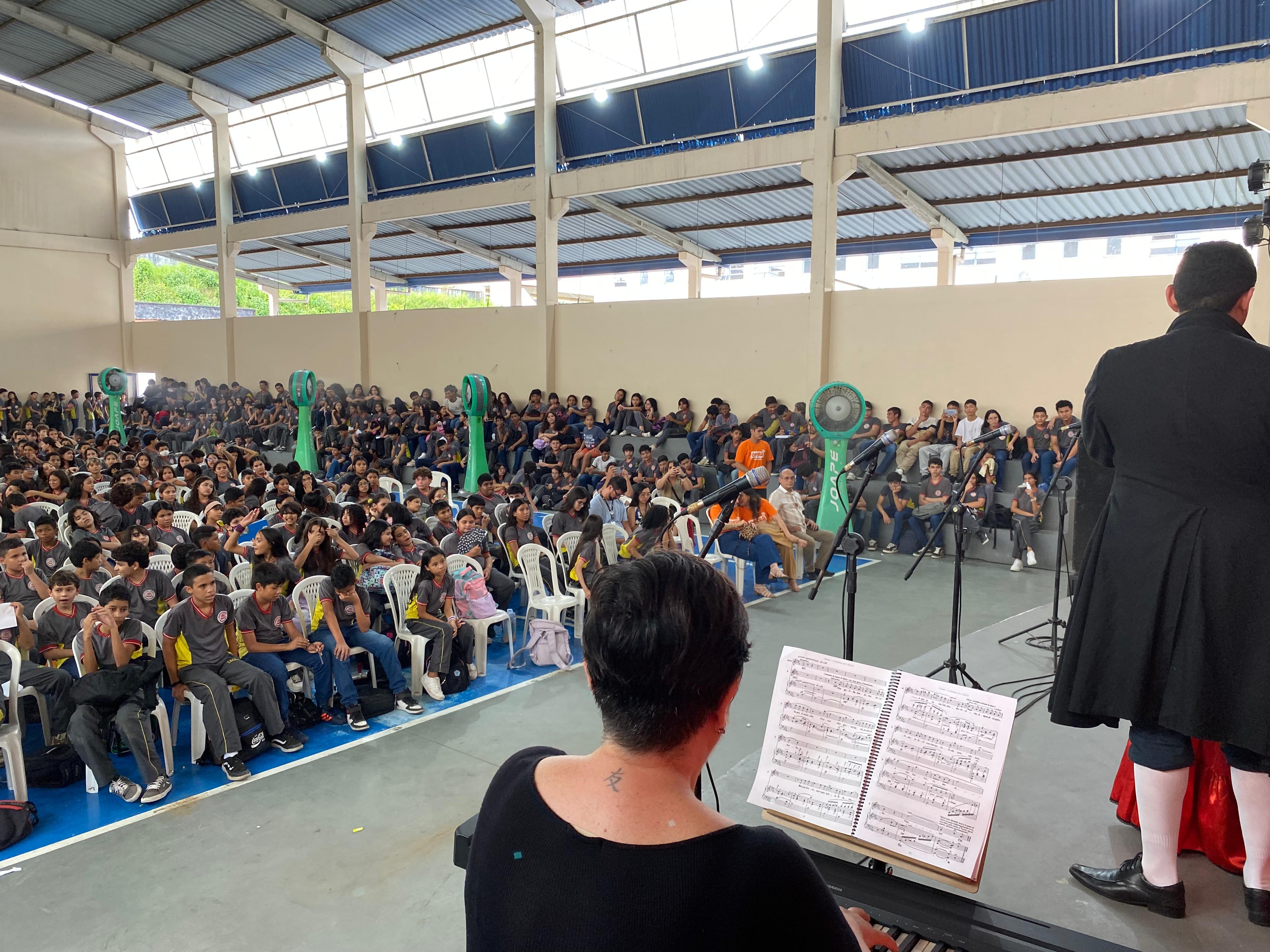 Espetáculo do projeto 'Ópera em Rede' encanta alunos de escola pública em Manaus