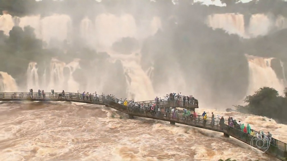 A chuva dos últimos dias aumentou a vazão nas Cataratas do Iguaçu — Foto: JN