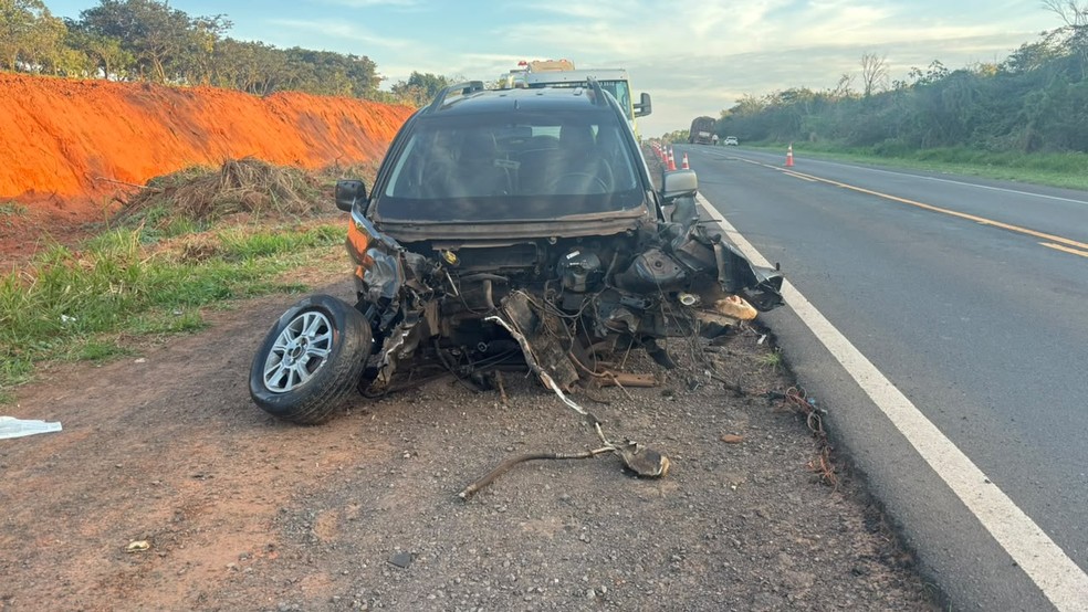 Acidente entre carro e carreta é registrado em rodovia de Rancharia (SP) — Foto: Aline Costa/TV TEM