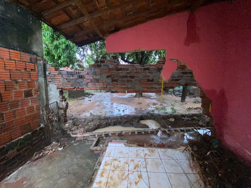 Casa na rua Paraíso das Flores, no bairro Pajuçara, em Natal, foi parcialmente destruída pela água — Foto: Pedro Trindade/Inter TV Cabugi