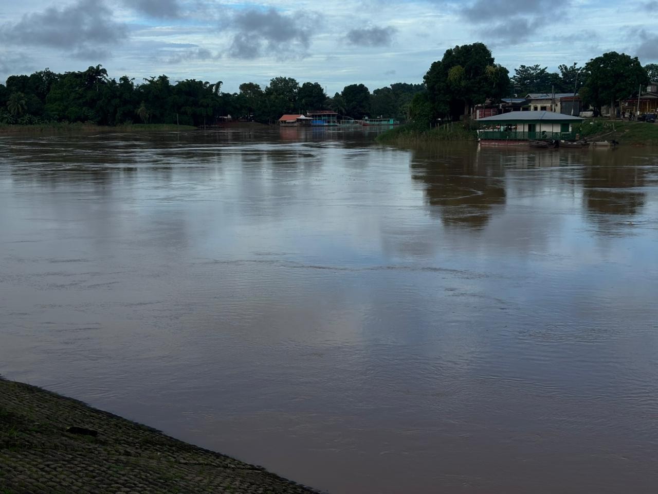 Nível do Rio Acre apresenta estabilidade após recuo do volume de chuvas em Rio Branco