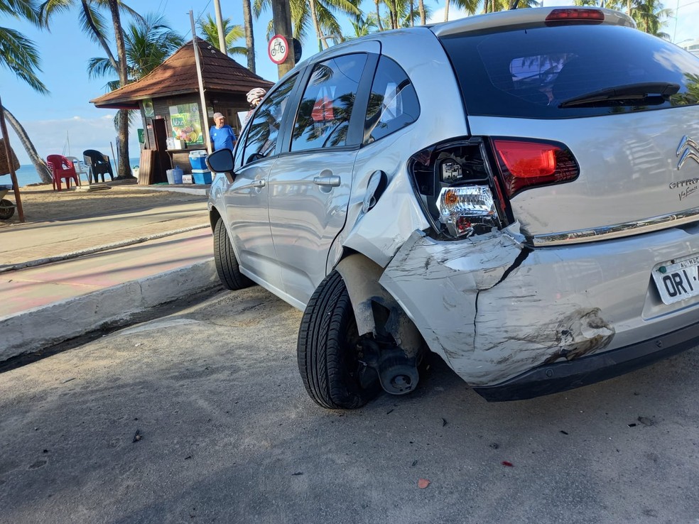 Carro bate em veículos e atropela duas pessoas na Ponta Verde, em Maceió, Alagoas