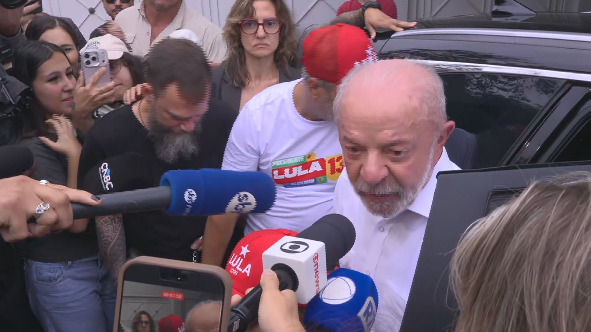 Antes de votar, Lula diz que nunca viu mobilização igual e chama Flávio Bolsonaro de mentiroso