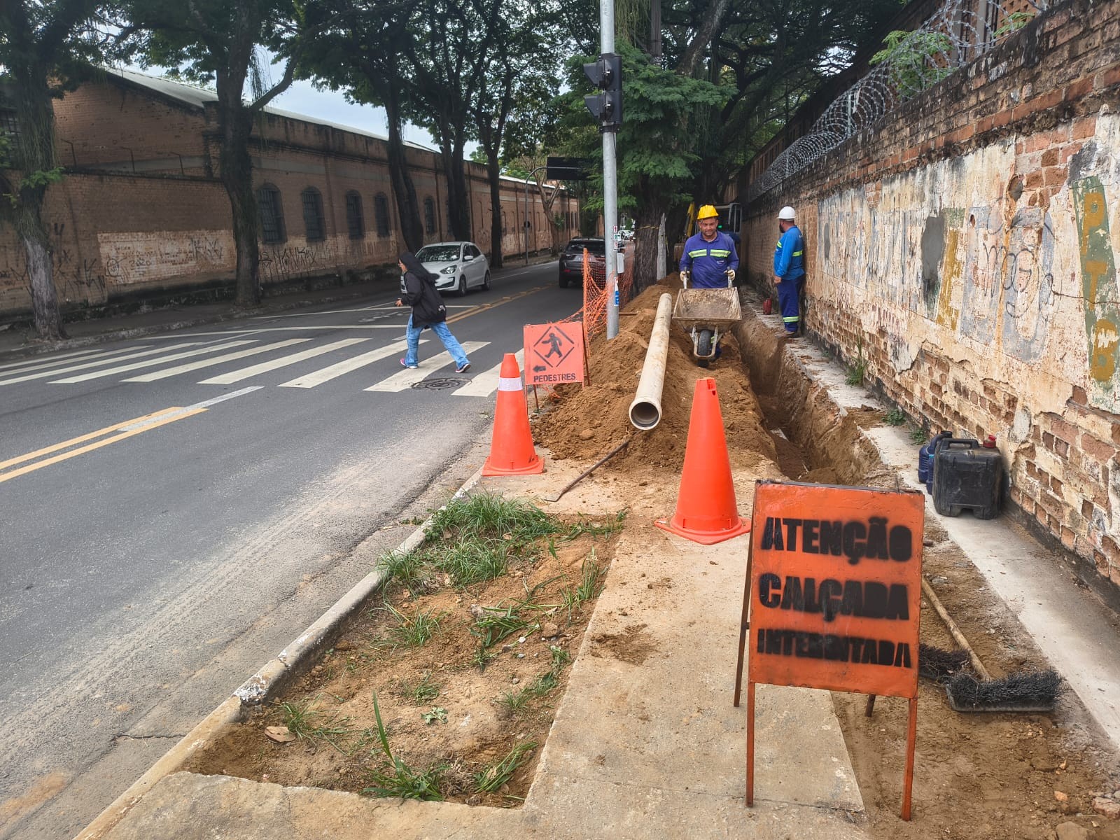 Rua de acesso à praça da CTI, na região central de Taubaté, é interditada para manutenção