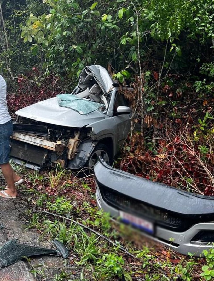 Motorista morre após tentar fazer ultrapassagem, derrapar carro e colidir com van em rodovia no extremo sul da Bahia