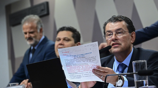 Reforma tributária: relator no Senado estende regime de nanoempreendedor para taxistas e caminhoneiros - Mudança foi proposta por Eduardo Braga na segunda etapa de regulamentação da reforma. Nanoempreendedores serão isentos dos novos impostos sobre consumo.
