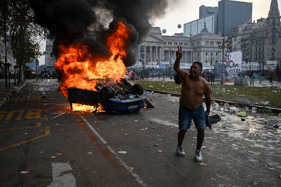 Carro queimado perto do prédio do Congresso da Argentina, em Buenos Aires, em 24 de junho de 2024 — Foto: Luis Robayo/AFP