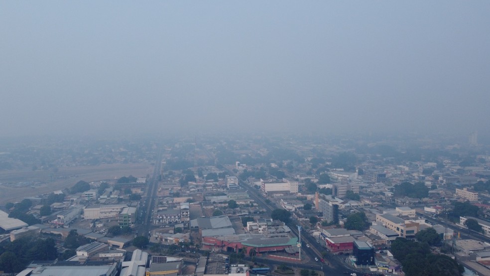 Fumaça encobre Boa Vista na manhã desta segunda-feira (25). — Foto: Oséias Martins/Rede Amazônica