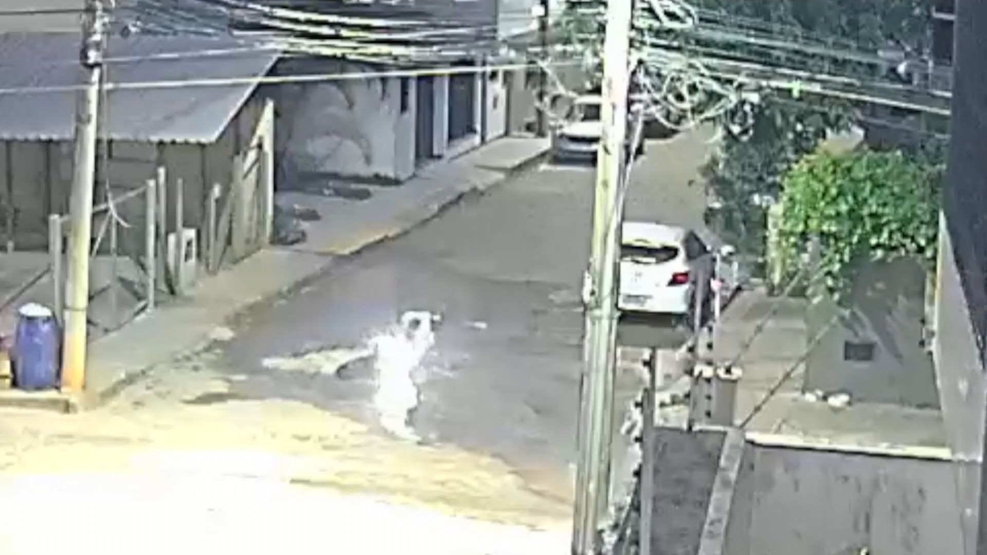 VÍDEO: motociclista é 'engolido' por buraco no ES