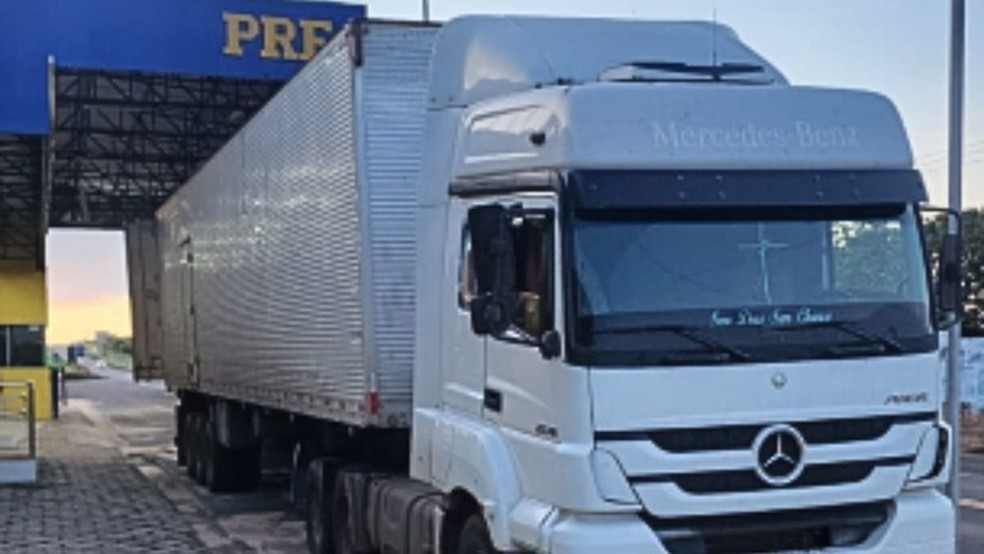 Caminhão foi parado na BR-230 em Balsas (MA) — Foto: Divulgação/Polícia Rodoviária Federal