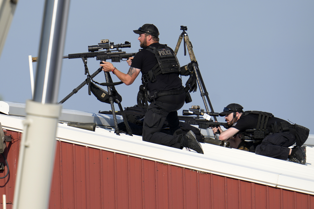 Agentes de segurança em ação durante tiros em comício de Donald Trump — Foto: AP Photo/Gene J. Puskar