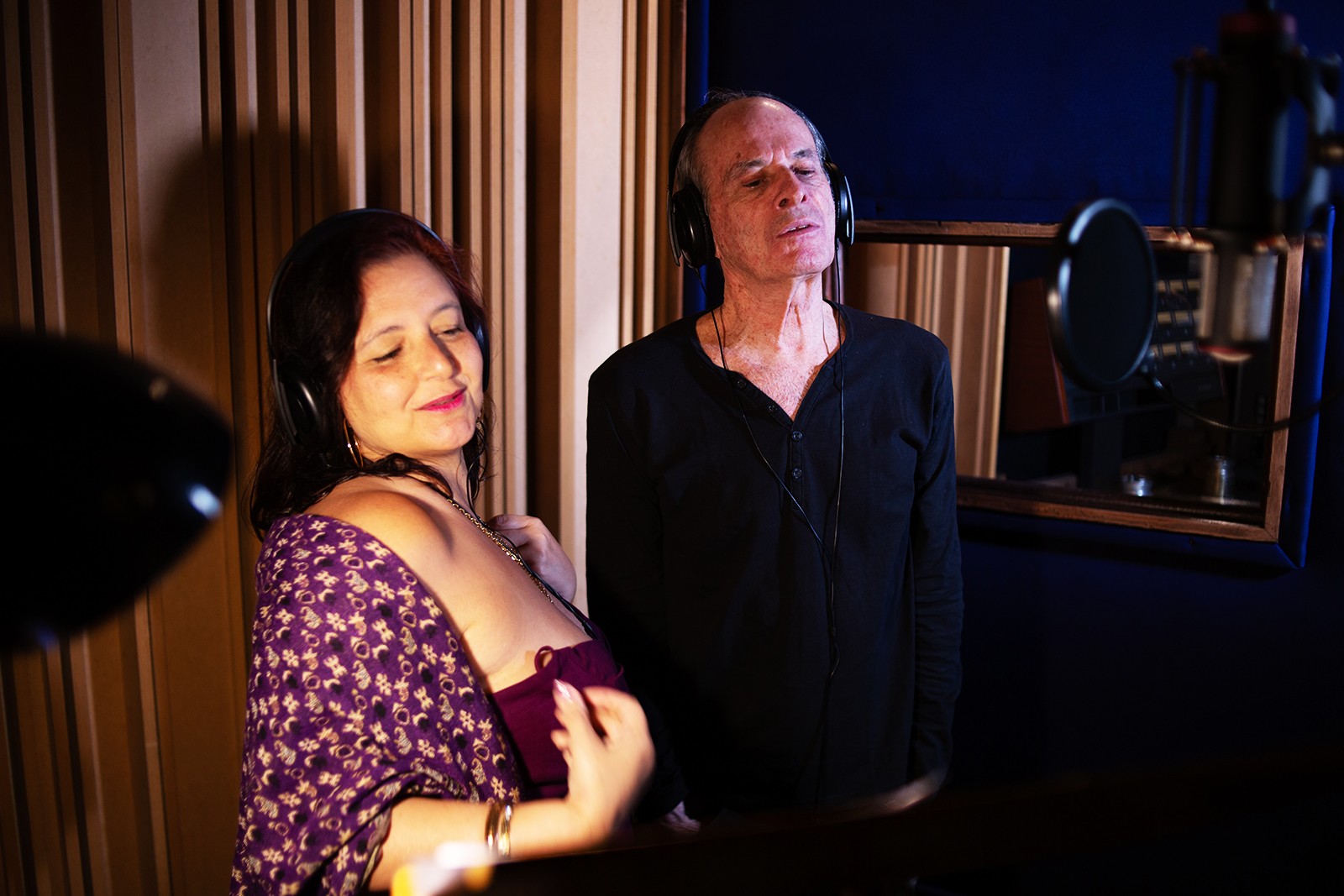 Ney Matogrosso reforça conexão com Projeto Caleidoscópio no quarto álbum do duo carioca, 'Estrangeiros'