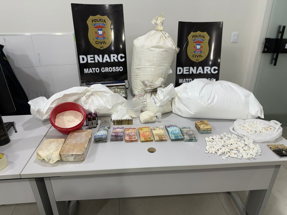 A ação resultou na apreensão de diversos objetos relacionados ao tráfico de drogas. — Foto: Reprodução