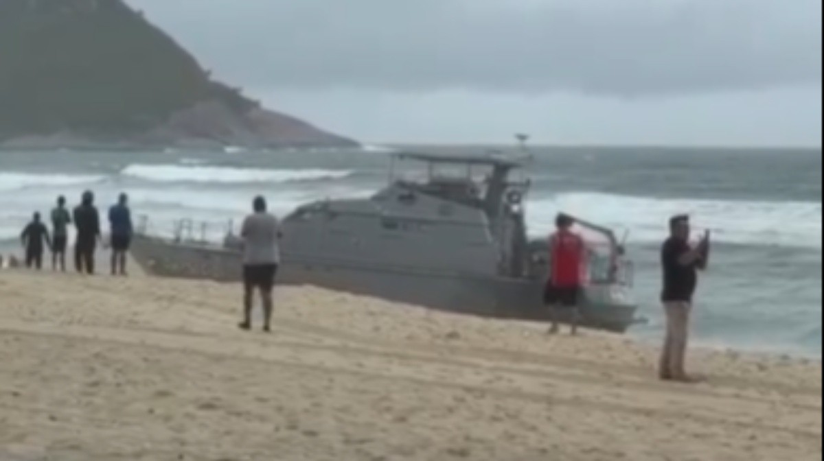 Em tentativa de retirar embarcação da Marinha encalhada na Praia da Macumba, outro barco vai parar na areia