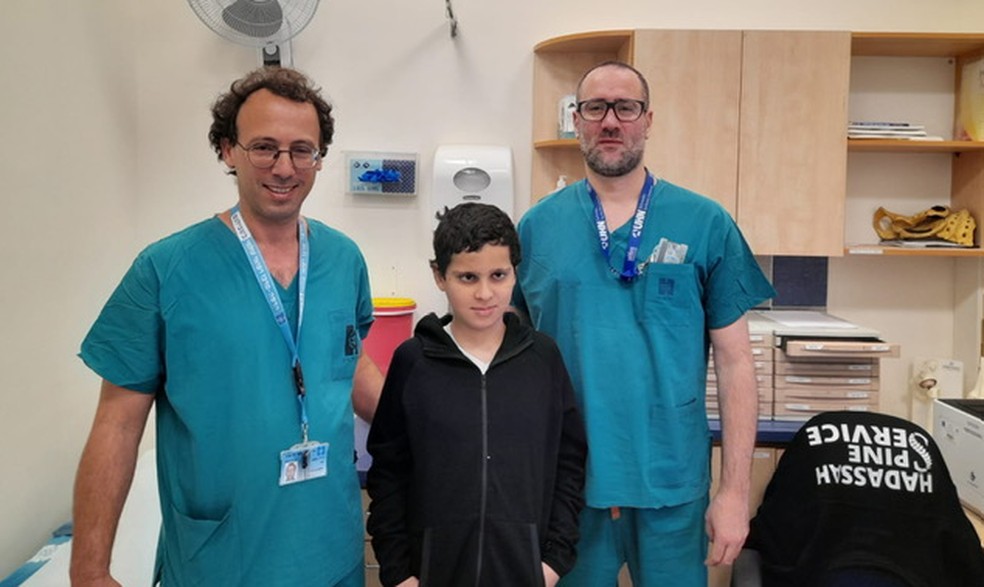 Os mdicos Ohad Einav e Ziv Asa com Suleiman Hassan, de 12 anos, no Hadassah Medical Center aps sua recuperao aps uma cirurgia para recolocar a cabea no pescoo aps sofrer uma 