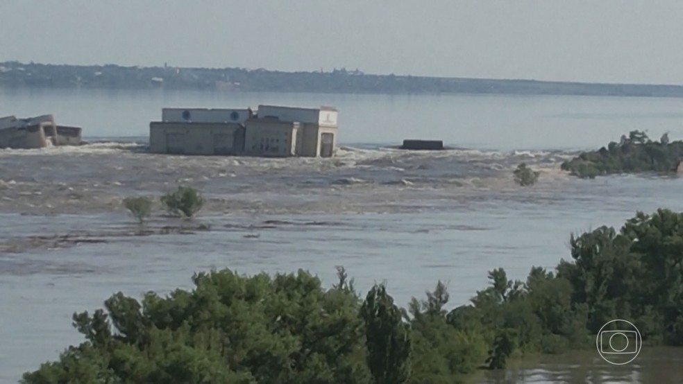 Explosão em barragem na Ucrânia provoca inundações e nova troca de acusações entre ucranianos e russos — Foto: Jornal Nacional/ Reprodução