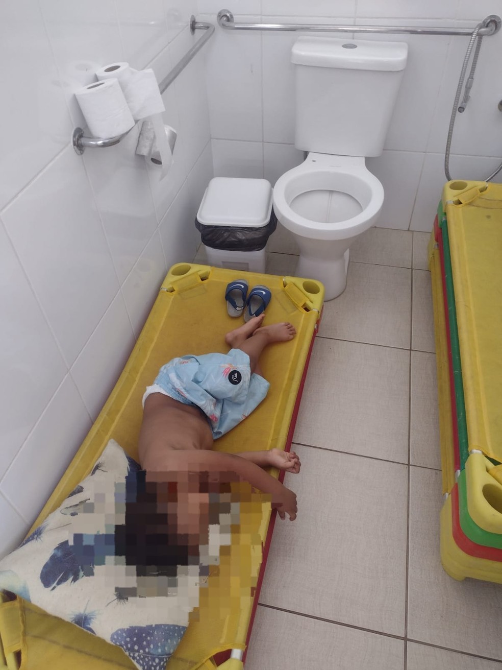 Menino de dois anos foi colocado para dormir no banheiro em uma escola de Pains  — Foto: Milene Silva/Arquivo Pessoal